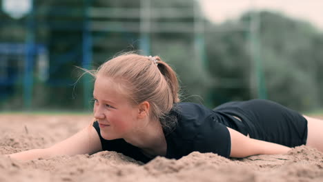 Jugadora-De-Voleibol-En-Otoño-Golpea-La-Pelota-En-Cámara-Lenta-En-La-Playa